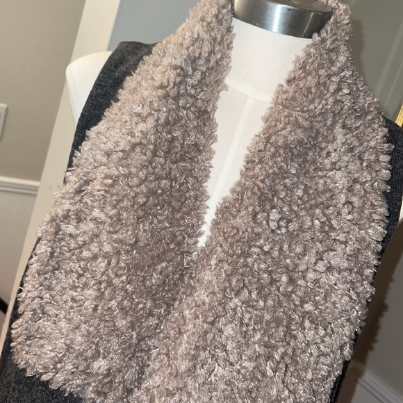 Ontheland Gray Sweater Vest with Faux Fur. Medium. Good condition. - Picture 2 of 10